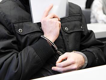 Timo G. bedeckte zu Prozessbeginn sein Gesicht vor den Medienvertretern. Die Handfesseln wurden ihm später abgenommen.Foto: Michael Gründel