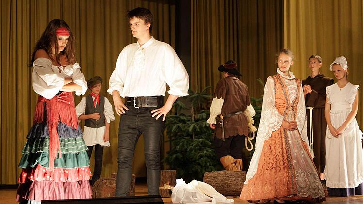 Die Räuberbraut Sini Leitner ist eifersüchtig auf die Comtesse, der Hauptmann Valentin Leitner stellt sie zur Rede.