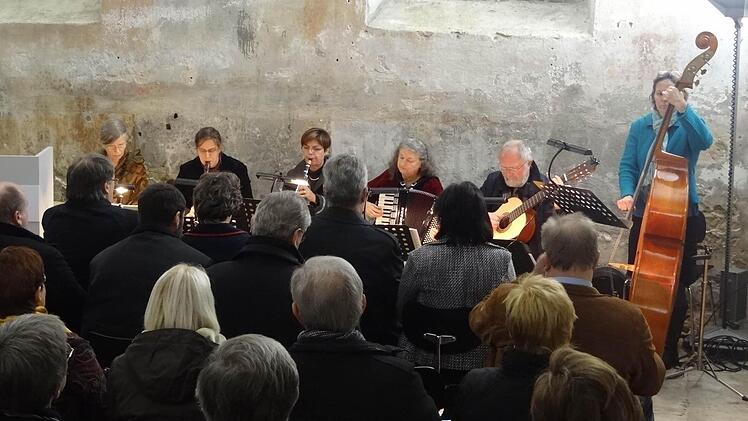 Viele Menschen sind gekommen, um sich zu erinnern. Der Gebetsraum der Synagoge Memmelsdorf war bis auf den letzten Platz belegt. Musikalisch umrahmt wurde die Gedenkstunde von der Gruppe "Intermusica".Foto: Johanna Eckert