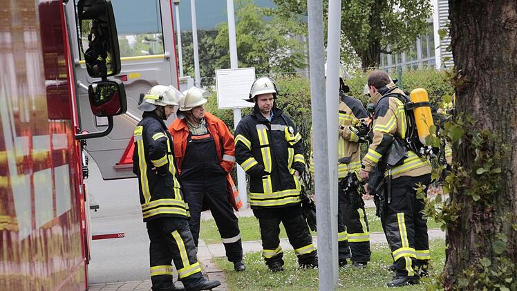 In voller Montur warteten rund 20 Einsatzkräfte der Feuerwehr eine gute halbe Stunde auf ein Signal der Einsatzleitung. Foto: Josef Hofbauer