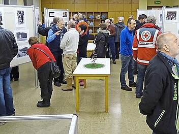 Bereits bei der Eröffnung der Ausstellung "25 Jahre Grenzöffnung Nordhalben" in der Klöppelschule sorgten die Exponate für reichlich Gesprächsstoff unter den Gästen. Foto: Norbert Neugebauer