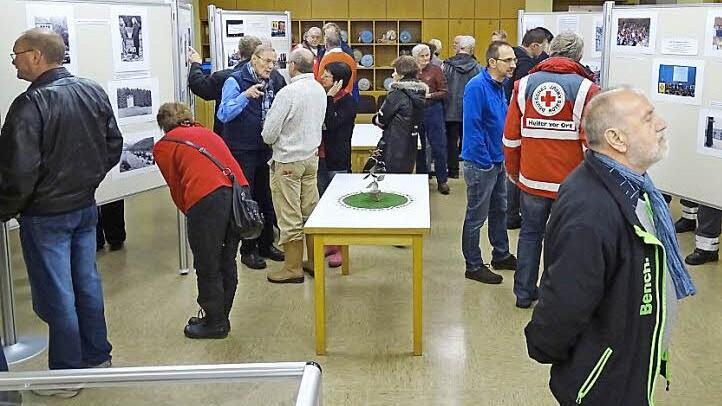 Bereits bei der Eröffnung der Ausstellung "25 Jahre Grenzöffnung Nordhalben" in der Klöppelschule sorgten die Exponate für reichlich Gesprächsstoff unter den Gästen. Foto: Norbert Neugebauer