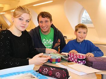 Schulleiter Bernhard Löser (Mitte) geht mit den Schülern Lara Hofmann aus Bad Kissingen und Lorenz Ammersbach aus Garitz den aktuellen Lernstoff und die Eintragungen ins Lerntagebuch. Foto: Ralf Ruppert