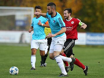 Jahn Forchheims Maxi Göbhardt (am Ball) glänzte ebenso wie zwei seiner Teamkollegen in Rimpar mit einem Doppelpack.  Foto: Zink/Archiv