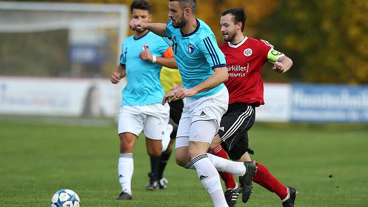 Jahn Forchheims Maxi Göbhardt (am Ball) glänzte ebenso wie zwei seiner Teamkollegen in Rimpar mit einem Doppelpack.  Foto: Zink/Archiv