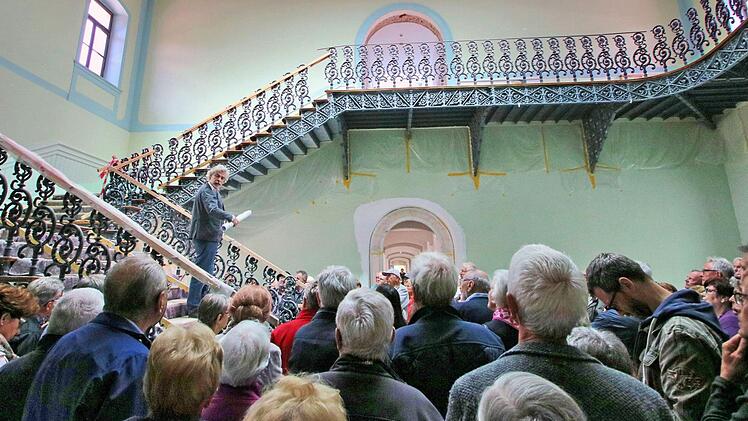 Das Treppenhaus mit seinen schmiedeeisernen Geländern war für die Besucher ein besonderer Blickfang. Architekt Christian Teichmann (auf der Treppe) erläuterte dem Besuchern, wie es mit viel Aufwand restauriert werden konnte.  Fotos: Dieter Britz