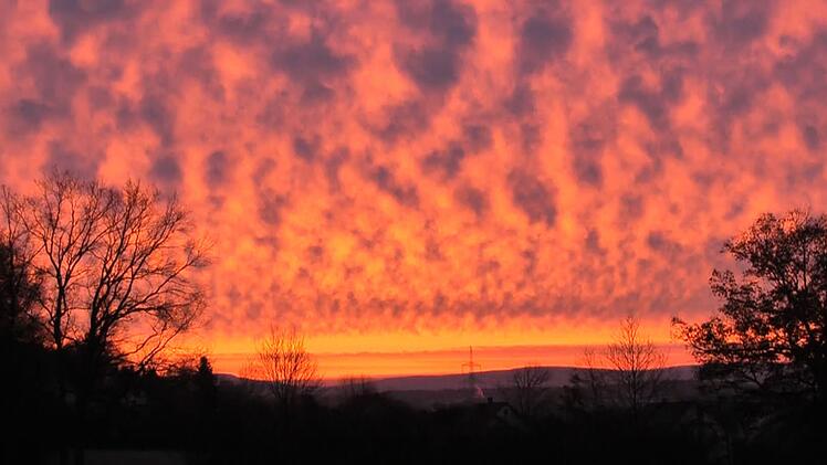 Gisela und Dietrich Meinaß schickten uns diesen herrlichen Sonnenaufgang aus Gundelsheim.Mail von dietrich.meinass@t-online.de