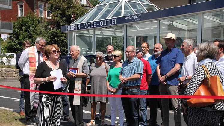Bürgermeisterin Brigitte Meyerdierks begrüßte Stadträte und Vertreter der Baufirmen zur Eröffnung. Foto: Ulrike Müller