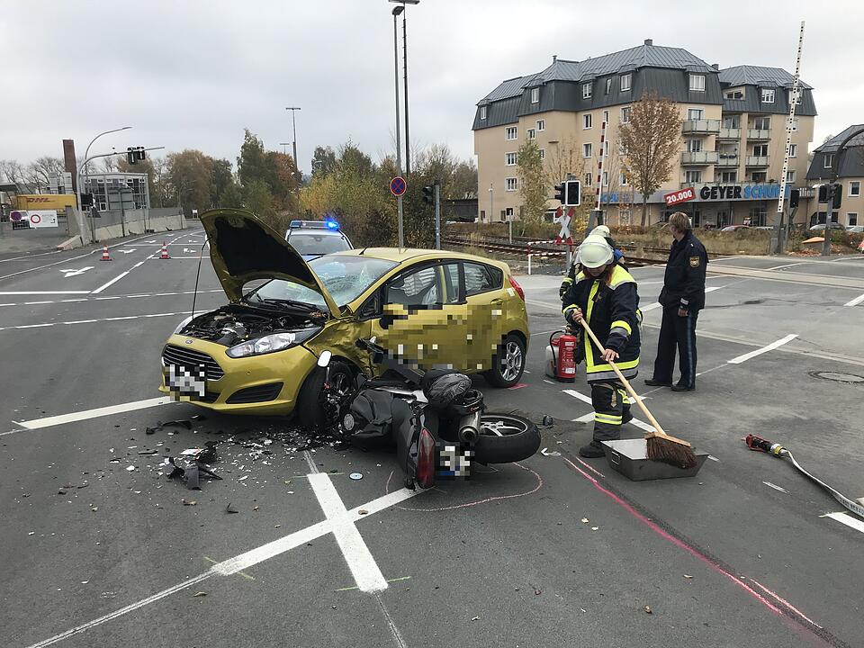 Vier Personen nach Kreuzungsunfall verletzt