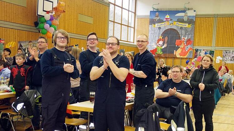Die Feuerwehr im Publikum beim Kinderfasching Steinberg