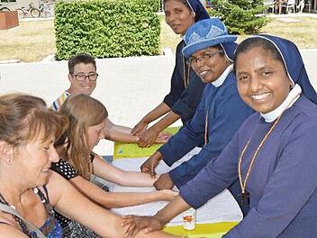 Die indischen Schwestern boten Handmassagen an. Foto: J. Salomon