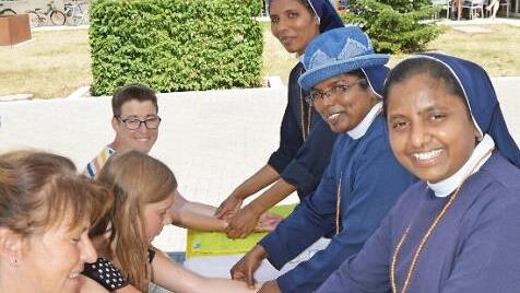 Die indischen Schwestern boten Handmassagen an. Foto: J. Salomon