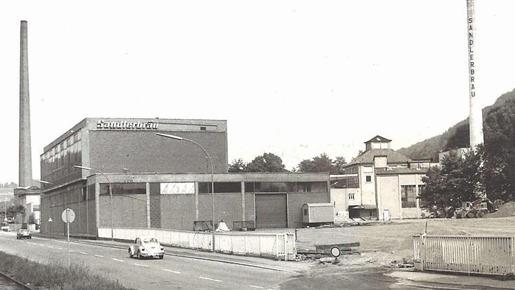 1980 übernimmt die Reichelbräu die ruhmreiche Sandlerbräu. Danach geht es für die Brauerei, die 1831 Kulmbachs ersten Bierexport bewerkstelligt hatte, schnell bergab. 1985 demontierte man am Schwedensteg den Gleisanschluss (Bild),  und 1986 werden die Gebäude abgebrochen. Foto: Archiv Stephan Tiroch