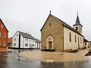 Der schmucke Dorfplatz in Seubrigshausen ist so gut wie fertig. Er wird  aber erst im kommenden Jahr eingeweiht. Bei der Bürgerversammlung war er  ein wichtiges Thema.  Foto: Dieter Britz