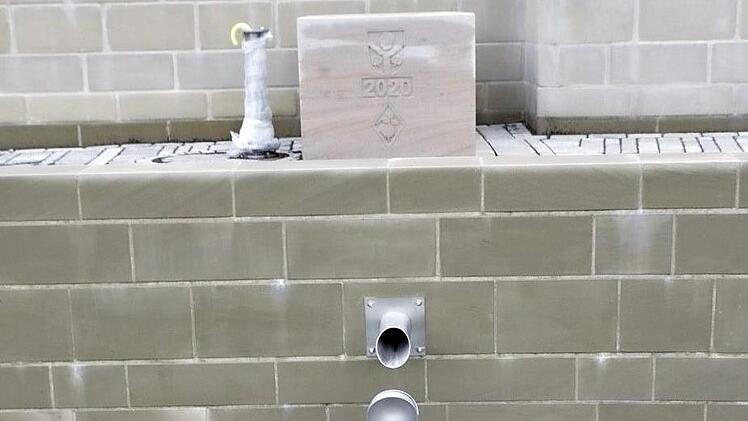 Ein Brunnen mit der Jahreszahl 2020 verschönert den neuen Dorfplatz.