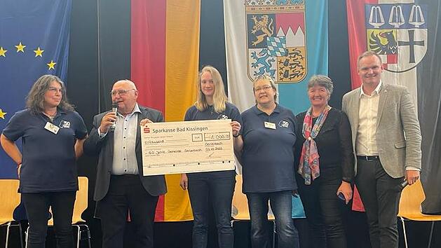 Auf dem  Bild sind, stellvertretend f&uuml;r das Projekt "Lisa Bauer-Konzert", (von links) zu sehen: Anja Erz, Stiftungsratsvorsitzender Siegfried Erhard, Lilly Brand, Tanja Brand, Petra Eckert und Vorstandsvorsitzender Nico Rogge. Foto: Steffen Hartung