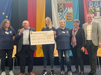 Auf dem  Bild sind, stellvertretend für das Projekt "Lisa Bauer-Konzert", (von links) zu sehen: Anja Erz, Stiftungsratsvorsitzender Siegfried Erhard, Lilly Brand, Tanja Brand, Petra Eckert und Vorstandsvorsitzender Nico Rogge. Foto: Steffen Hartung