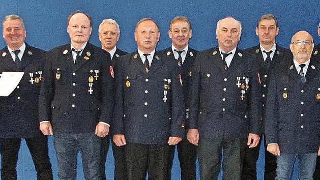 Kreisbrandrat Benno Metz (links) und Vize-Landrat Emil M&uuml;ller (rechts) dankten f&uuml;r 40 Jahre im Dienst des N&auml;chsten mit dem goldenen Ehrenkreuz und der Urkunde, die (ab 2. v. l.) Karl Wehner, Werner Schmitt, Helmut Nies, Kilian Sch&auml;rpf, Siegfried B...