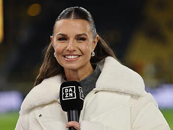 Laura Wontorra ist seit ihrer Kindheit Fu&szlig;ballfan und steht auch heute noch als Moderatorin im Stadion.