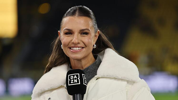 Laura Wontorra ist seit ihrer Kindheit Fu&szlig;ballfan und steht auch heute noch als Moderatorin im Stadion.