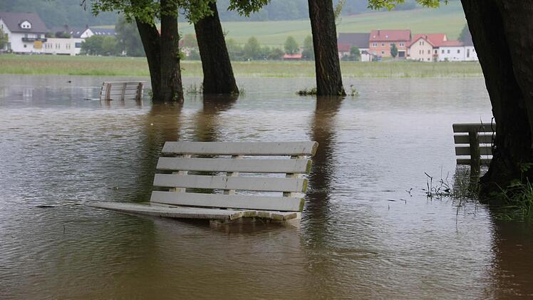 Die Parkbänke bei der Seniorenresidenz Gleusdorf stehen unter Wasser. Foto: Eckehard Kiesewetter