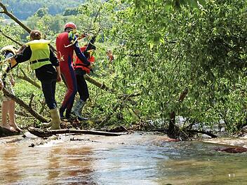 Ein Schwimmer der Wasserwacht hilft Kindern ans Ufer. Fotos: Arkadius Guzy