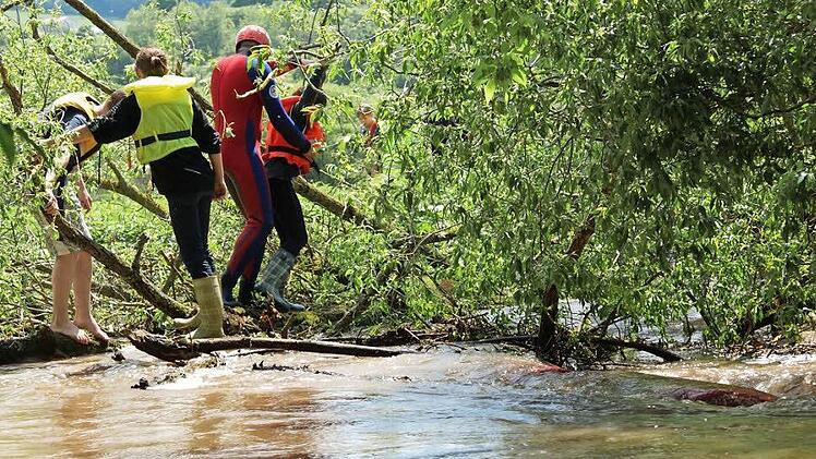 Ein Schwimmer der Wasserwacht hilft Kindern ans Ufer. Fotos: Arkadius Guzy