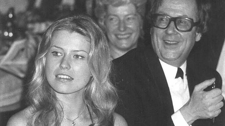 Karlheinz von Traitteur als Juror bei einem Wettbewerb einer Hostessenschule neben der jungen Dagmar Wöhrl.