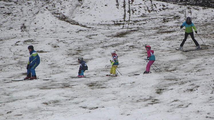 Am Dienstag machte zwar das Skifahren noch Spaß, aber die weiße Pracht schmolz bereits dahin. Foto: Matthias Einwag