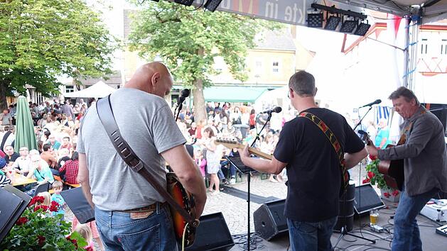 Gute Stimmung, volle Stadt: Das Stadtfest 2015 war ein voller Erfolg. Mit dem Programm f&uuml;r das Fest im Juli hofft Kultourismus daran ankn&uuml;pfen zu k&ouml;nnen. Foto: Archiv/Heike Beudert