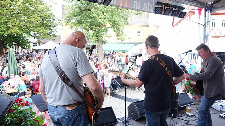Gute Stimmung, volle Stadt: Das Stadtfest 2015 war ein voller Erfolg. Mit dem Programm für das Fest im Juli hofft Kultourismus daran anknüpfen zu können. Foto: Archiv/Heike Beudert