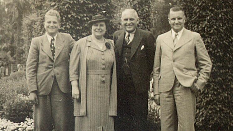 Eine Apotheker-Familie: Hans-Otto Meyers Onkel Otto, sein Großvater Georg Friedrich mit seiner Frau Hedwig und sein Vater Herbert (von links). Foto: privat