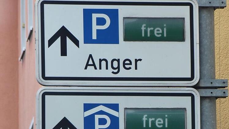Auf diesen Schildern in der Viktoriastraße sind Parkhäuser und Tiefgarage namentlich genannt. Foto: Ulrike Nauer