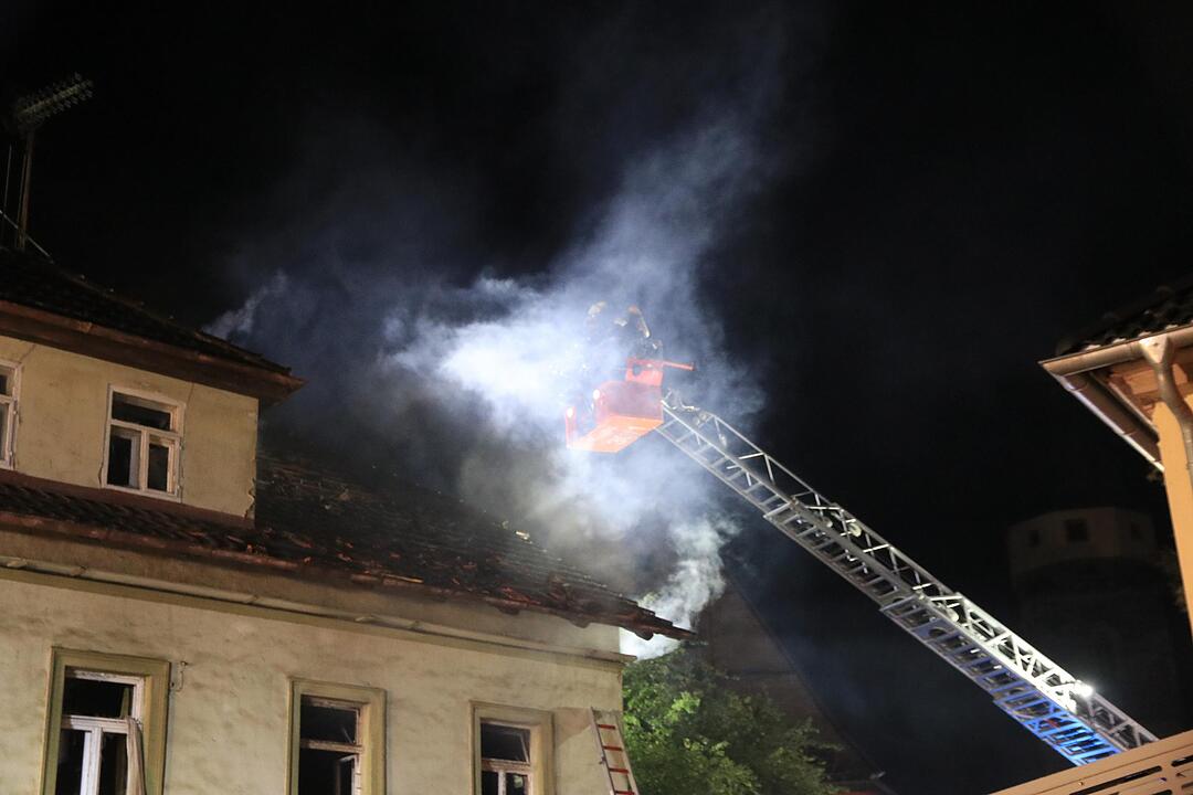 Dachstuhl in Flammen - Großeinsatz für Feuerwehr