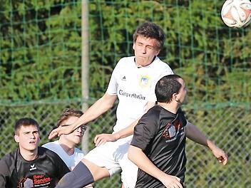 Im Spitzenspiel ging es noch im Nahkampf zur Sache. Jetzt kämpfen der TSV Wilhelmsthal (schwarze Trikots) und der SC Steinbach am Wald im Fernduell um die Meisterschaft.  Foto: Heinrich Weiß