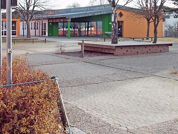 Thema bei der Bürgerversammlung in Mitwitz war auch der geplante Bau eines Hortes für 50 Grundschüler, der auf diesem Platz neben der Grundschule erfolgen soll. Foto: Herbert Fischer