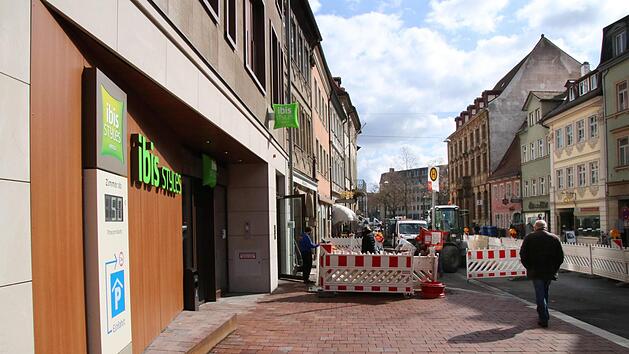 "Zimmer ab 50 Euro": Das Ibis-Styles-Hotel in der Langen Straße hat eröffnet, viele weitere Betten anderer Häuser entstehen derzeit in Bamberg.  Foto: Sebastian Schanz