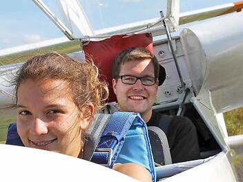 Magdalena Schatz und Wolfgang Feller verbringen jedes freie Wochenende im Cockpit und fliegen  über die Rhön. Fotos: Benedikt Borst