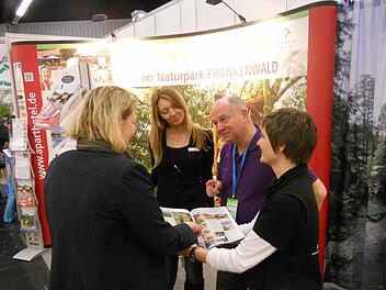 Zum Auftakt der Freizeit-Messe in Nürnberg machten (von rechts): Julia Rubsch, Bob Neubeck und Sabine Reif-Beck (beide vom Aparthotel Steinwiesen) auf die vielen Vorzüge eines Urlaubs im Frankenwald aufmerksam. Foto: Hartmut Neubauer