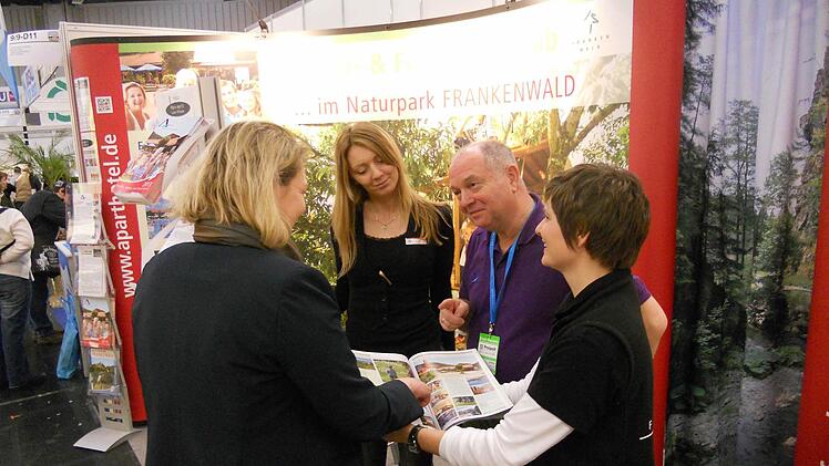 Zum Auftakt der Freizeit-Messe in Nürnberg machten (von rechts): Julia Rubsch, Bob Neubeck und Sabine Reif-Beck (beide vom Aparthotel Steinwiesen) auf die vielen Vorzüge eines Urlaubs im Frankenwald aufmerksam. Foto: Hartmut Neubauer