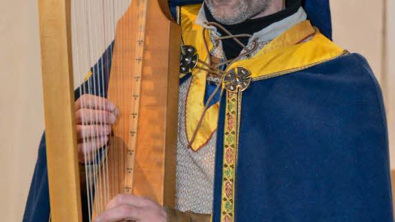 Knud Seckel an der gothischen Harfe. Foto: Björn Hein