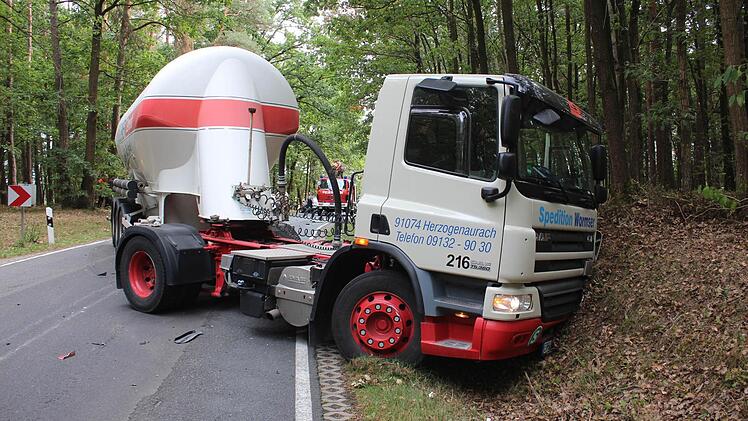 Der Sattelzug krachte nach dem Zusammenstoß in die Böschung. Foto: Andreas Dorsch