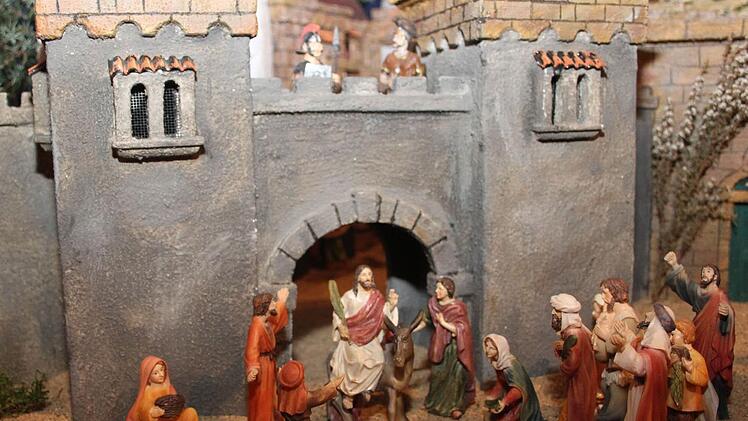 Mit dem Einzug Jesu in Jerusalem beginnt die Passionsgeschichte - auch in der stattlichen Krippe in der Pfarrkirche St. Michael.