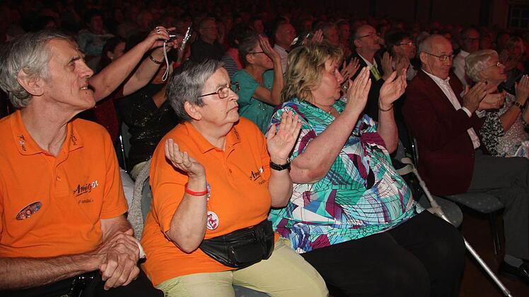 Der Amigos-Fan-Club Weiß-Blau, erkennbar an den orangefarbenen T-Shirts, versäumt kein Konzert seiner Idole. Foto: Sonny Adam