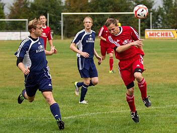 Der TSF Theisenort (rote Trikots) hat zwei seiner sechs Heimspiele gewonnen. Das Spiel gegen den FC Kronach steht morgen noch auf dem Programm. Alle anderen Kreisliga-Spiele sind abgesagt. Foto: Heinrich Weiß