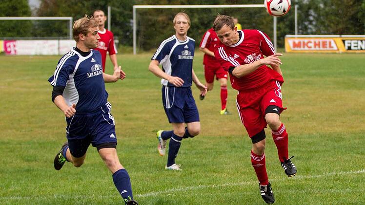 Der TSF Theisenort (rote Trikots) hat zwei seiner sechs Heimspiele gewonnen. Das Spiel gegen den FC Kronach steht morgen noch auf dem Programm. Alle anderen Kreisliga-Spiele sind abgesagt. Foto: Heinrich Weiß