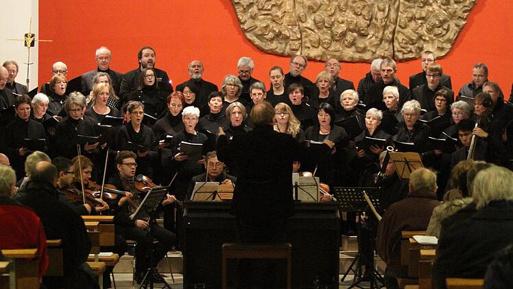 Der Gemeinschaftschor Haßfurt-Ebelsbach mit dem Orchester unter Leitung von Dekanatskantor Johannes Eirich.
