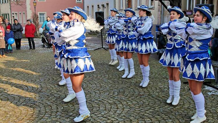 Bei Sonnenschein tanzen, schunkeln und singen kleine und große Narren beim "Faschingsfez" auf dem Anger. Nicht nur die Organisatoren freut's. Foto: Dieter Britz
