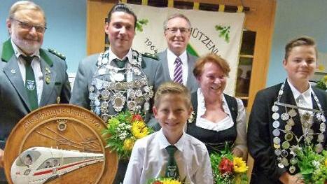 Die Regentschaft (von links): Aribert Machold, Boris Friedel, Udo Döhler, Marvin Krieger, Lucie Höll und Yannik Müller-Stedefeld. Gut zu erkennen die Schützenscheibe mit dem ICE und der bisherigen Königin Adelheid Ganß in der Lok