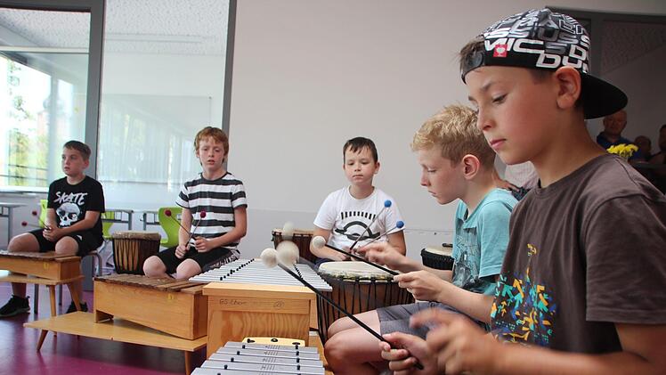 Die Kinder der Orff-Gruppe spielten unter anderem ein herzerwärmendes Stück namens Kühlschrank.
